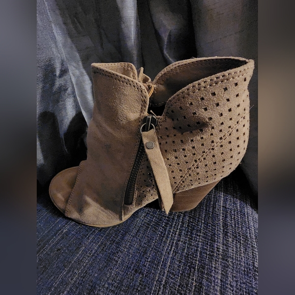 Women's 10 Tan open toe wedge sandals decorative outside zipper, inside zipper - Picture 2 of 7